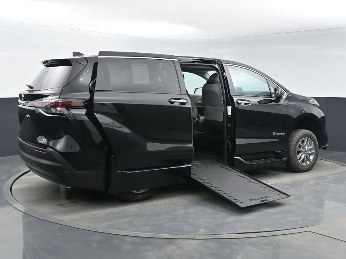2024 Toyota Sienna XLE - Photo 25