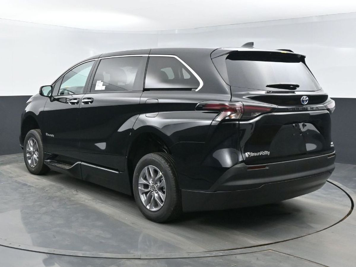 2024 Toyota Sienna XLE - Photo 23