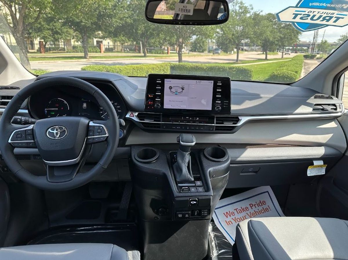 2024 Toyota Sienna XLE - Photo 10