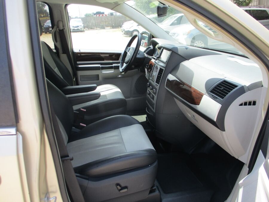 2010 Chrysler Town & Country Touring Plus - Photo 20