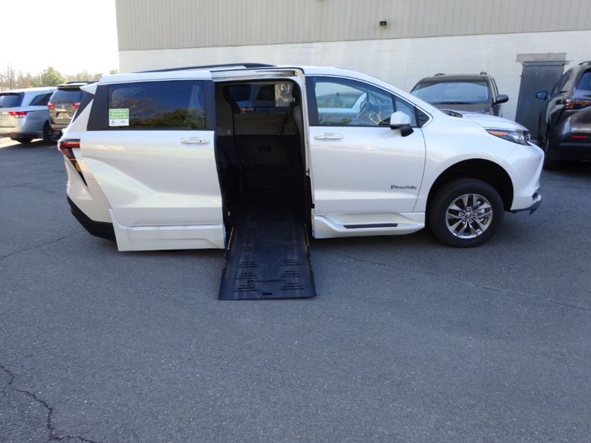 2023 Toyota Sienna XLE