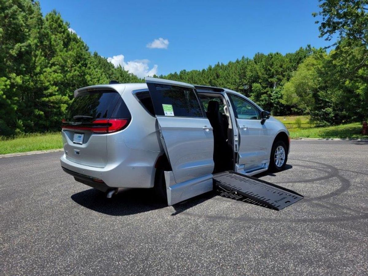 2024 Chrysler Pacifica Touring L - Photo 8