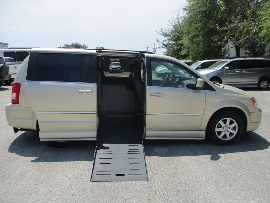2010 Chrysler Town & Country Touring Plus - Photo 10