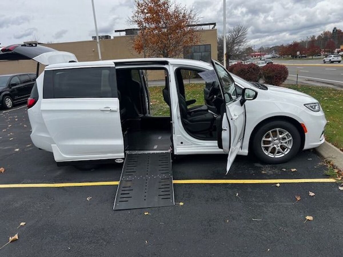 2026 Chrysler Pacifica Select