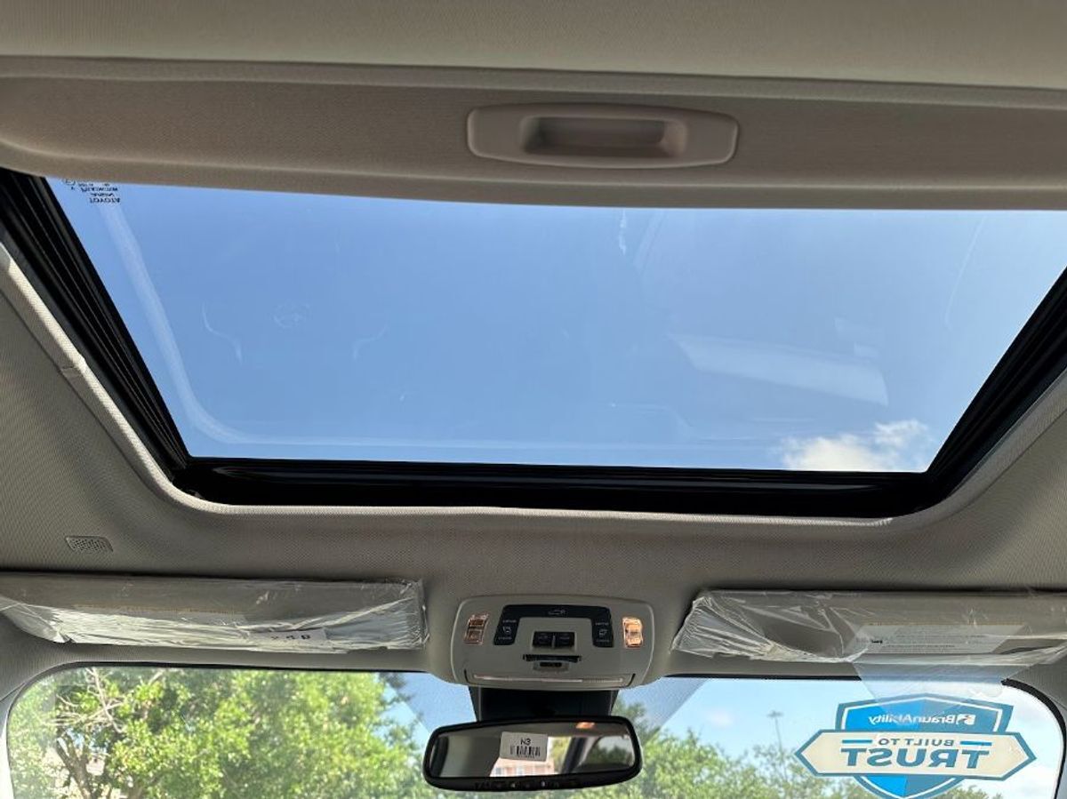 2024 Toyota Sienna XLE - Photo 11