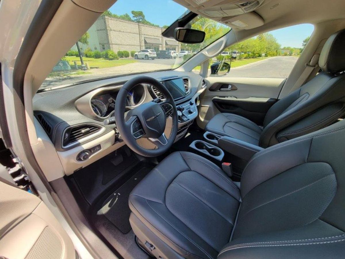 2024 Chrysler Pacifica Touring L - Photo 17