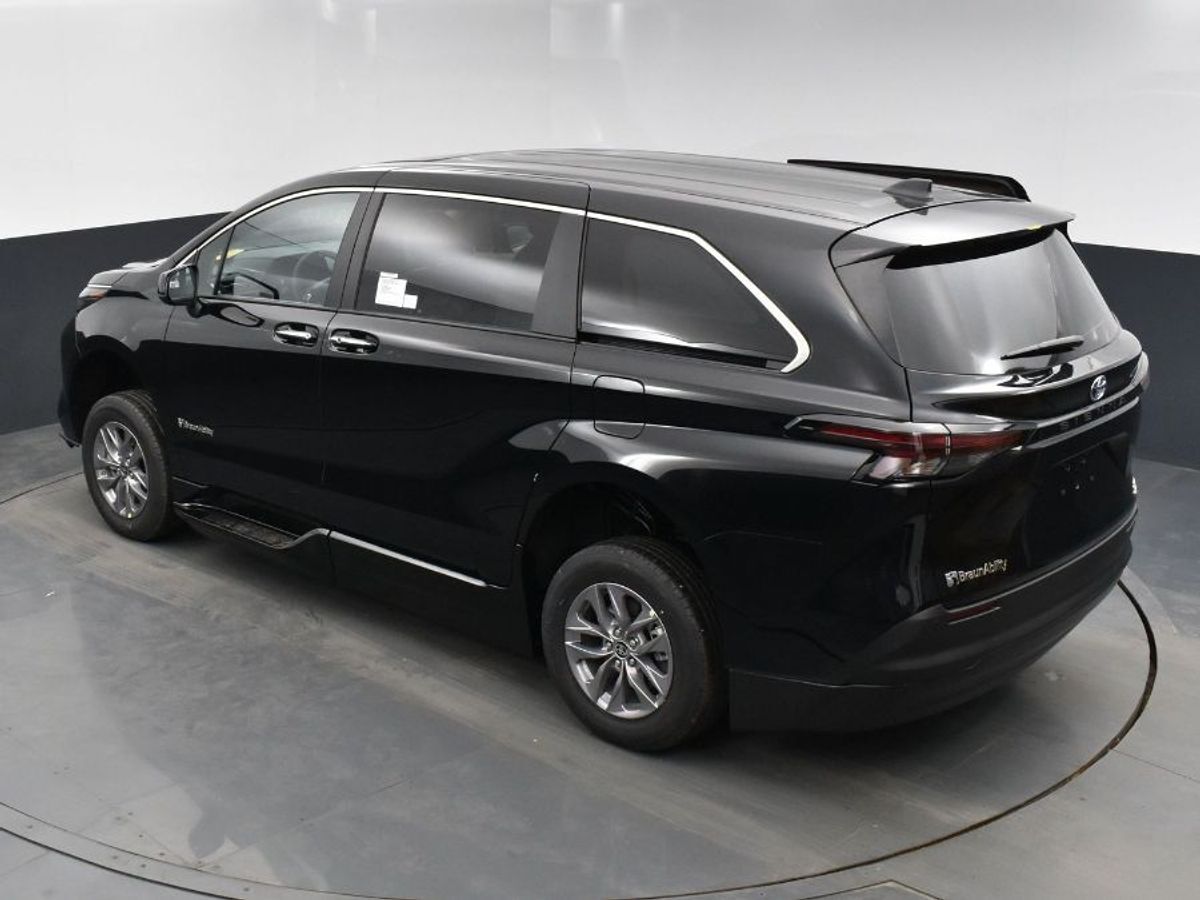 2024 Toyota Sienna XLE - Photo 17