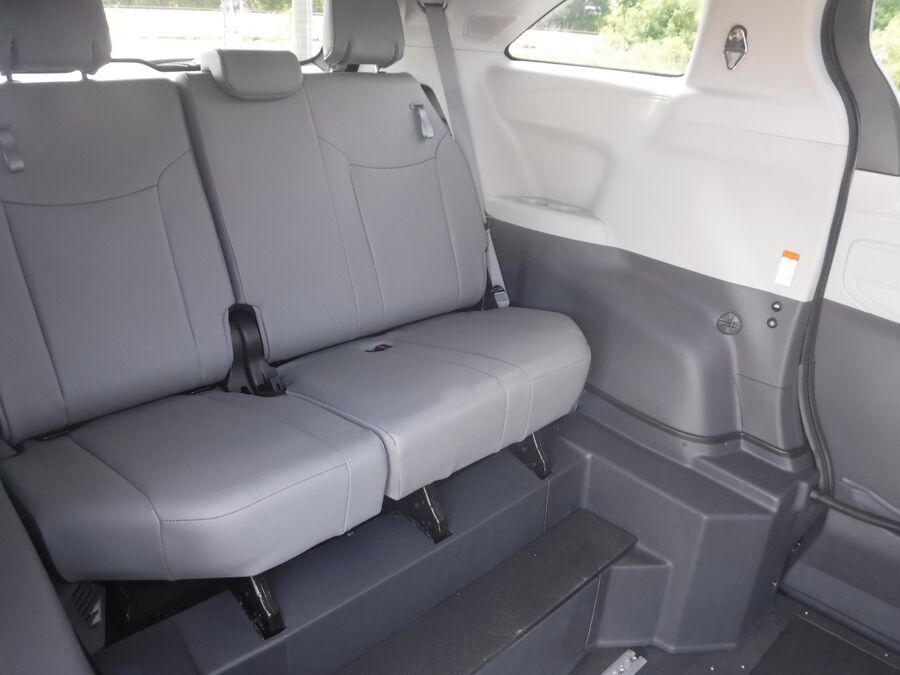 2023 Toyota Sienna XLE - Photo 18