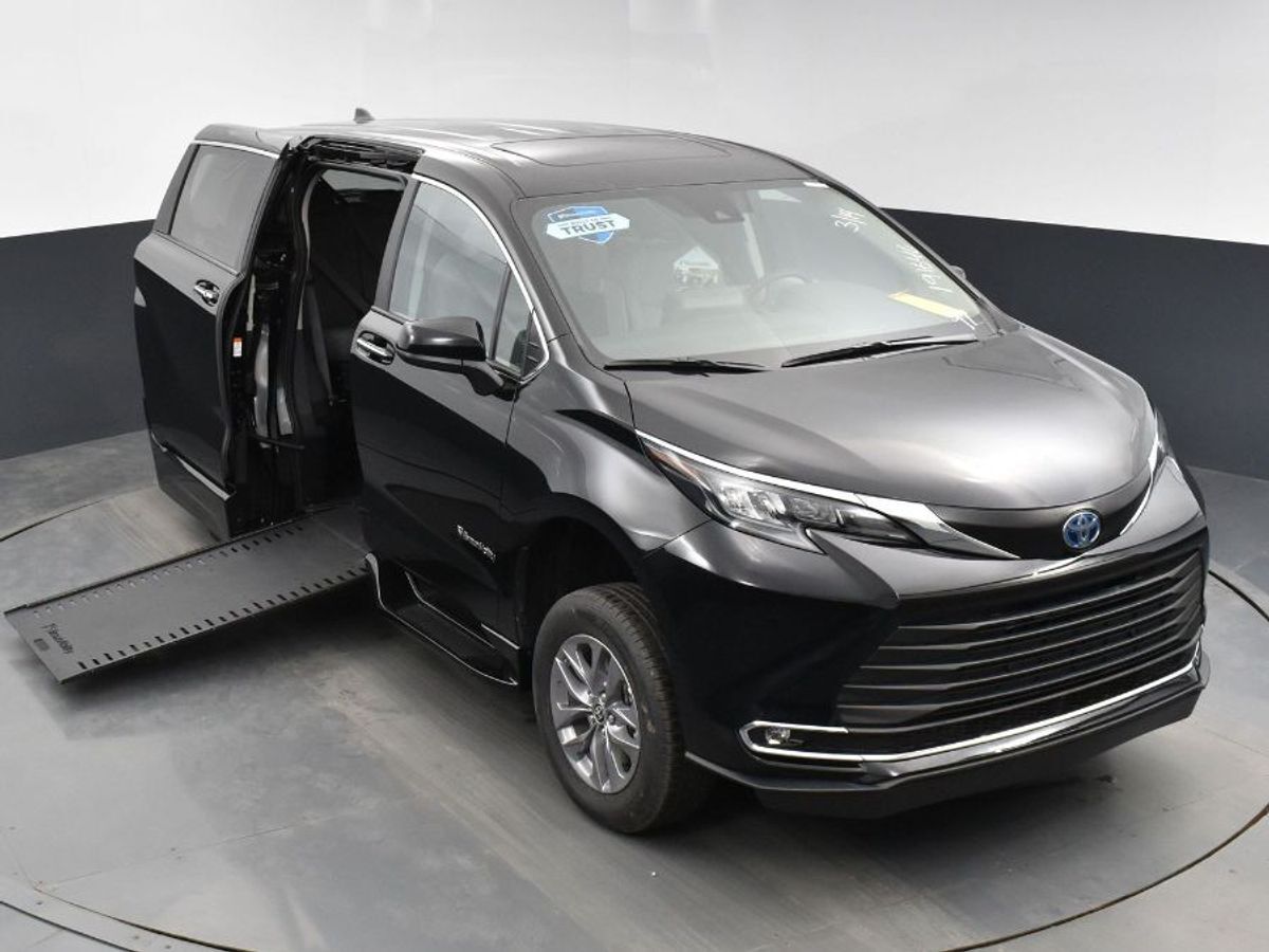 2024 Toyota Sienna XLE - Photo 15