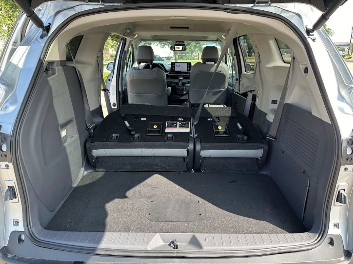 2024 Toyota Sienna XLE - Photo 13