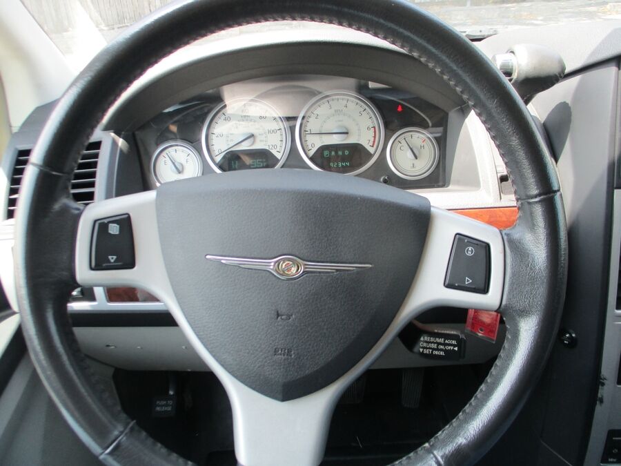 2010 Chrysler Town & Country Touring Plus - Photo 16