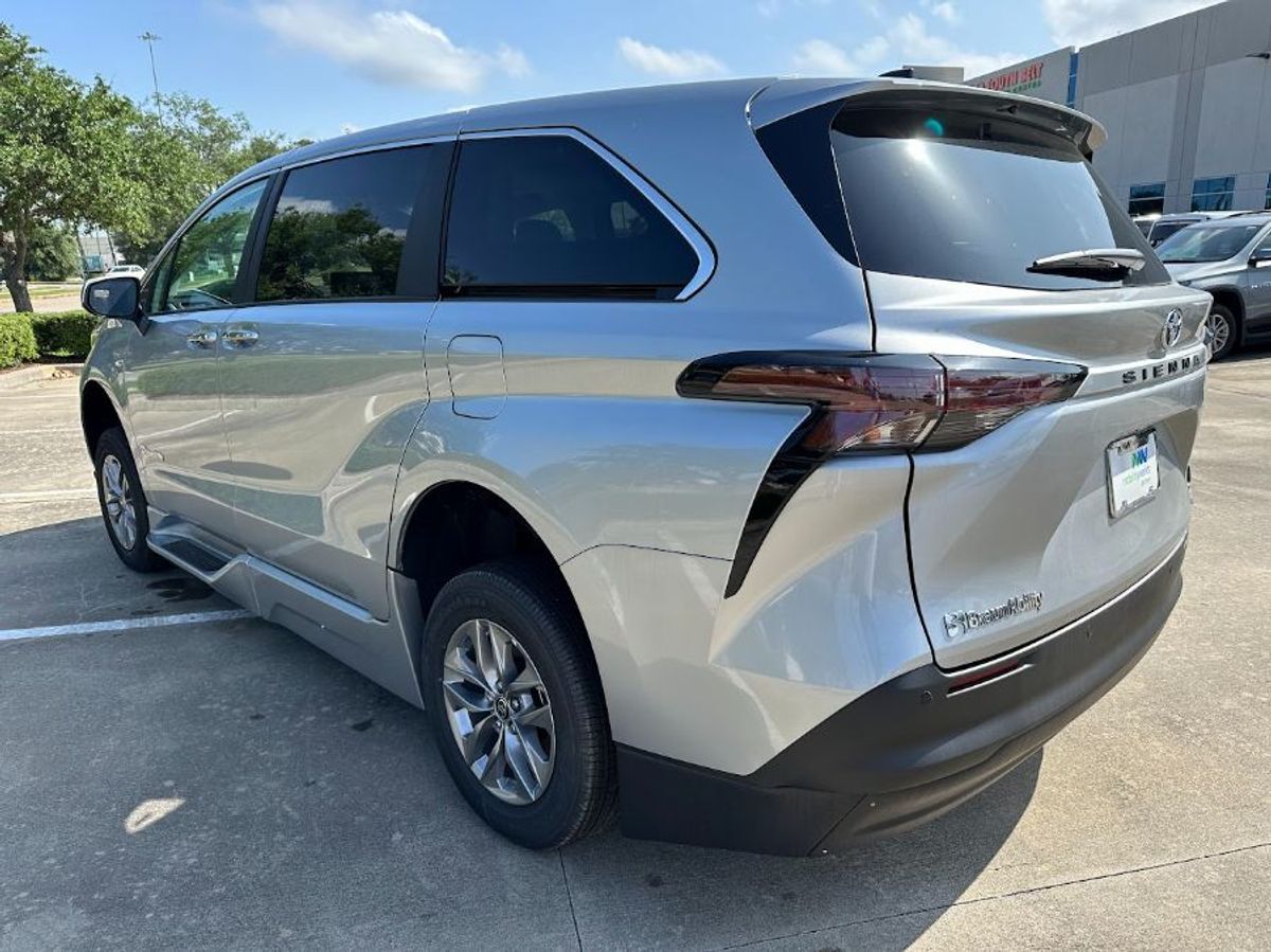2024 Toyota Sienna XLE - Photo 6