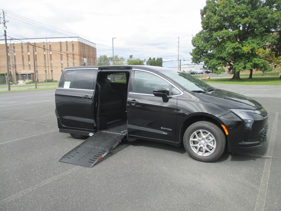 2027 Chrysler Pacifica Select