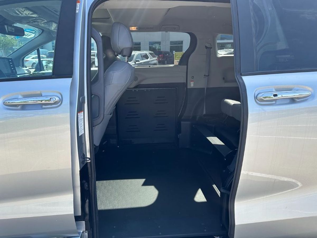 2024 Toyota Sienna XLE - Photo 8