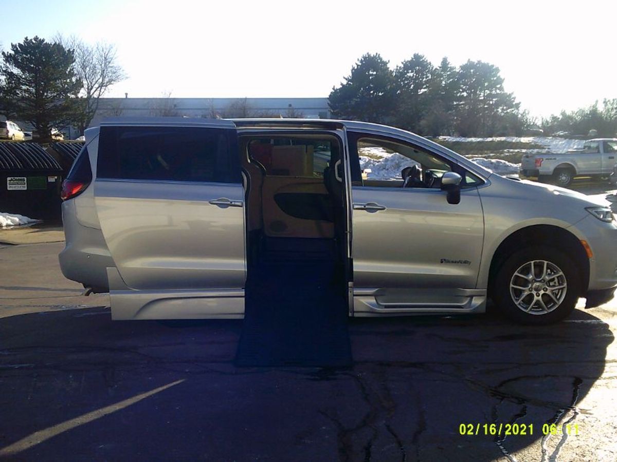 2023 Chrysler Pacifica Touring L
