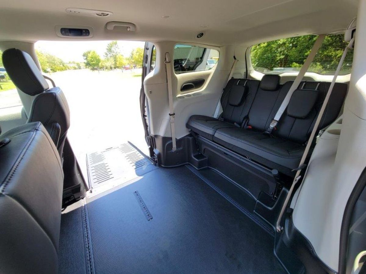 2024 Chrysler Pacifica Touring L - Photo 18