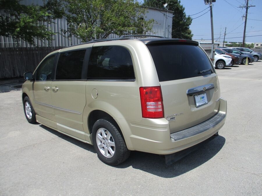 2010 Chrysler Town & Country Touring Plus - Photo 6