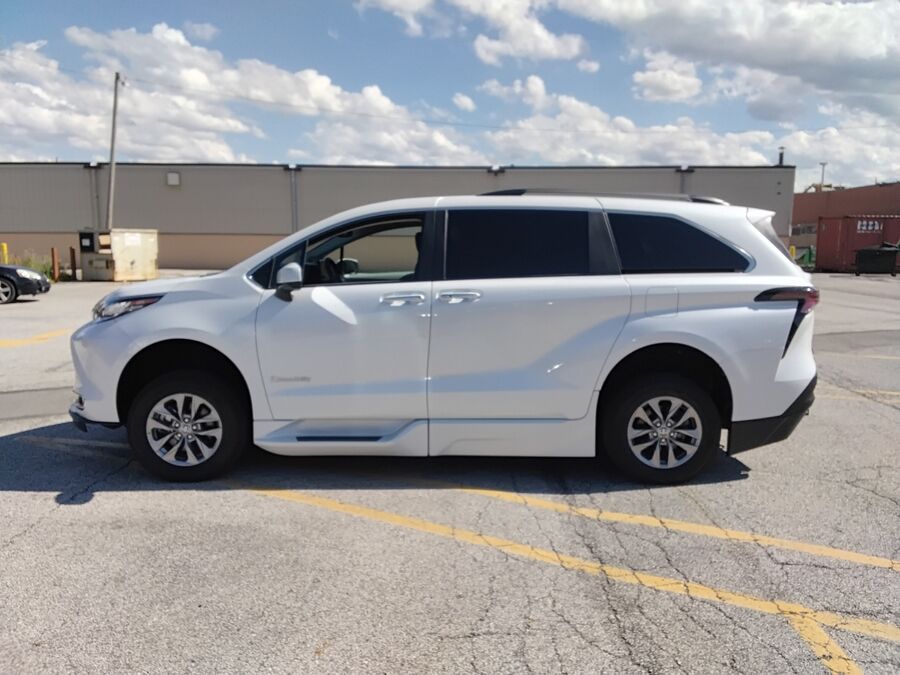 2023 Toyota Sienna XLE