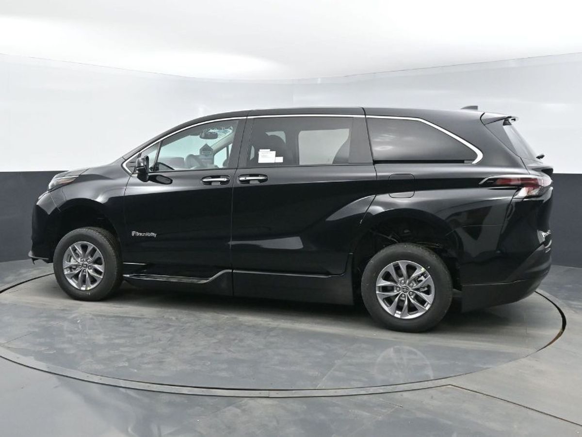 2024 Toyota Sienna XLE - Photo 22