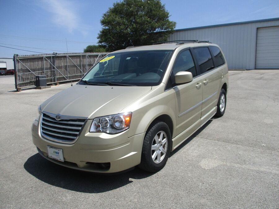2010 Chrysler Town & Country Touring Plus - Photo 4