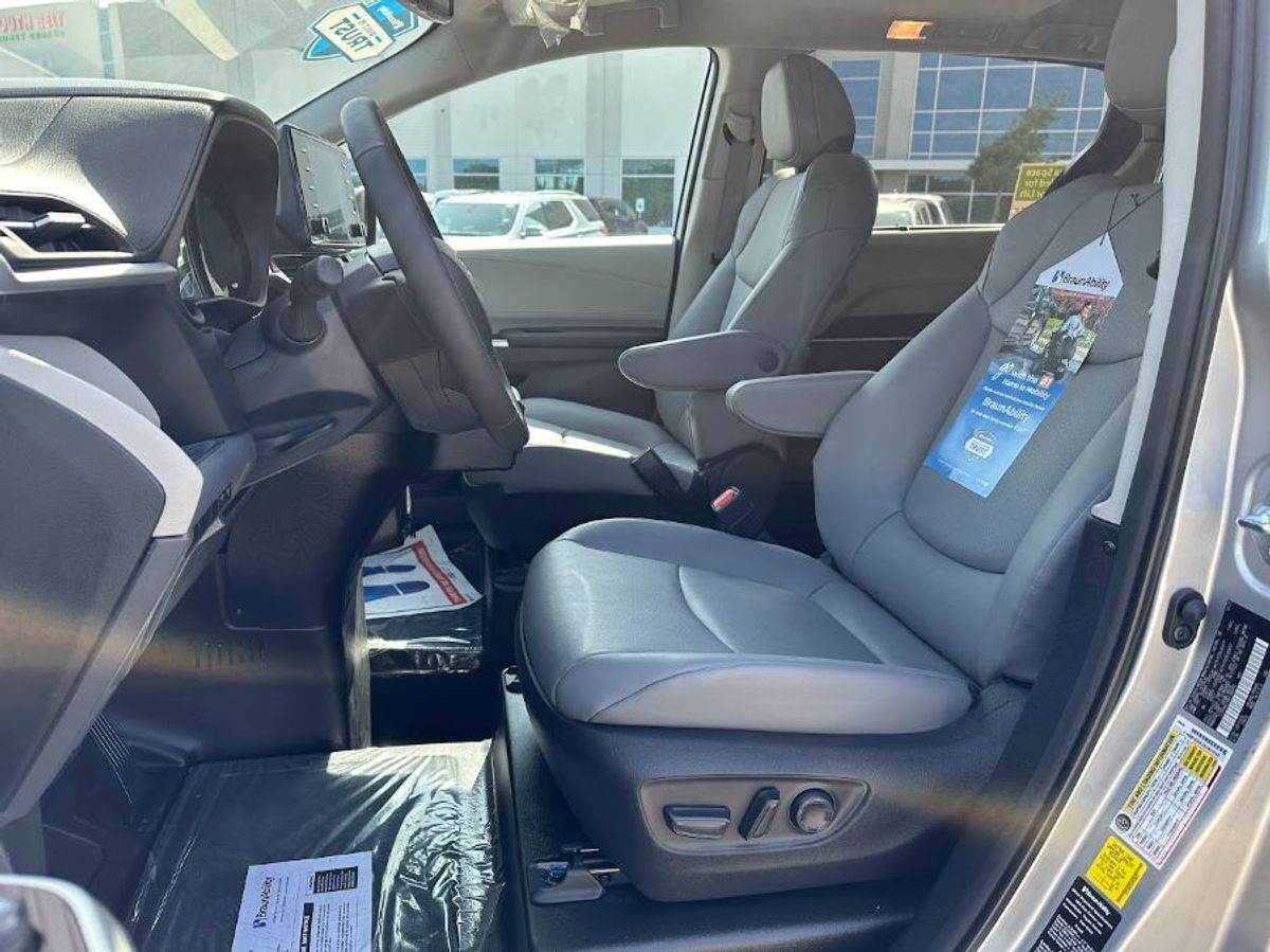 2024 Toyota Sienna XLE - Photo 7