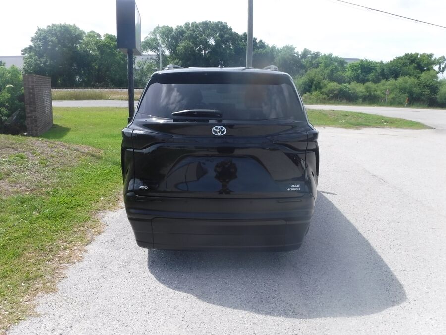 2023 Toyota Sienna XLE - Photo 6