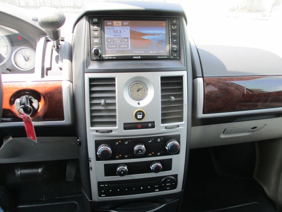 2010 Chrysler Town & Country Touring Plus - Photo 18