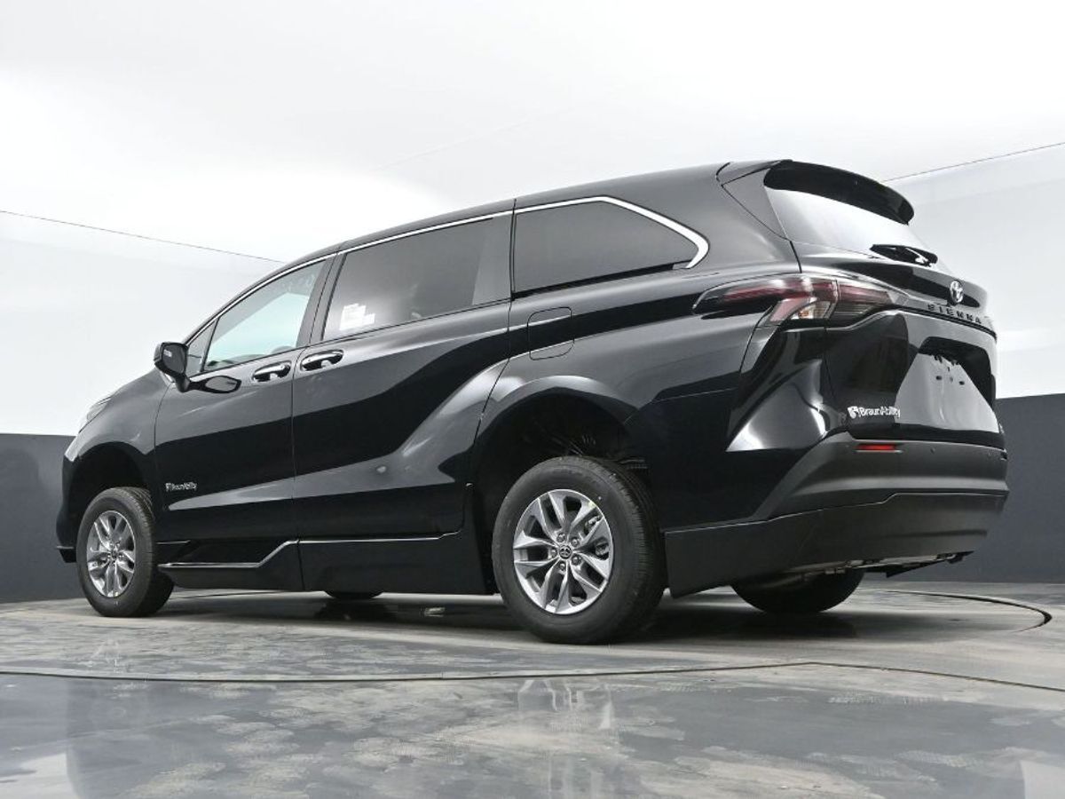 2024 Toyota Sienna XLE - Photo 13