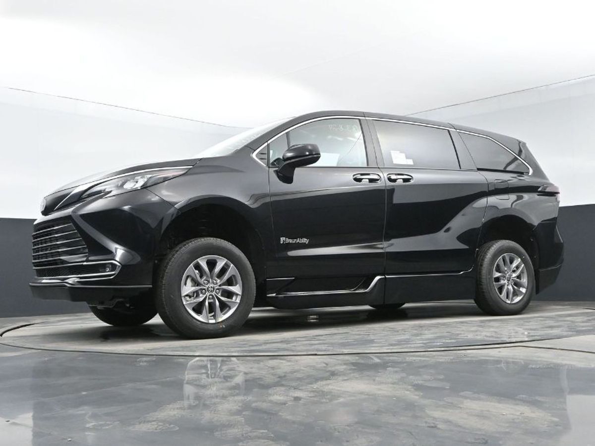 2024 Toyota Sienna XLE - Photo 12