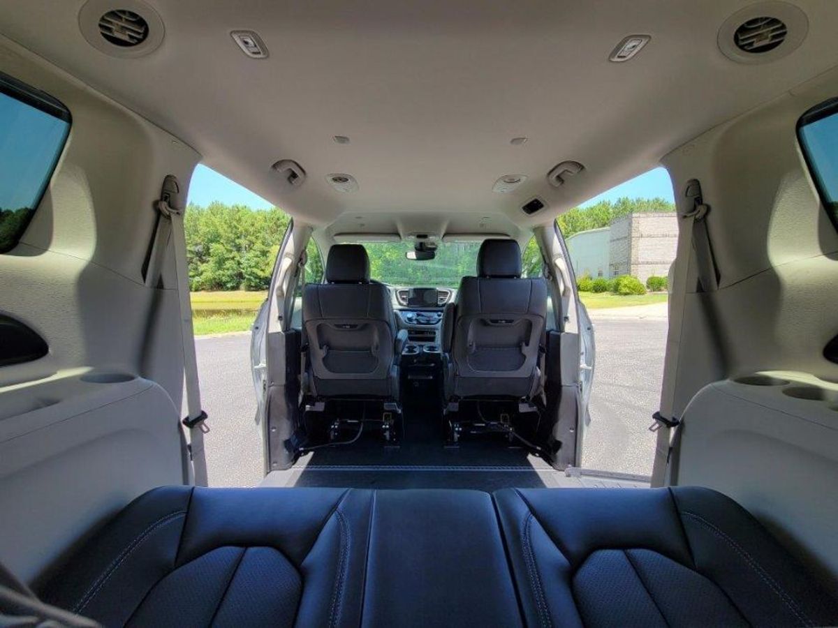 2024 Chrysler Pacifica Touring L - Photo 14