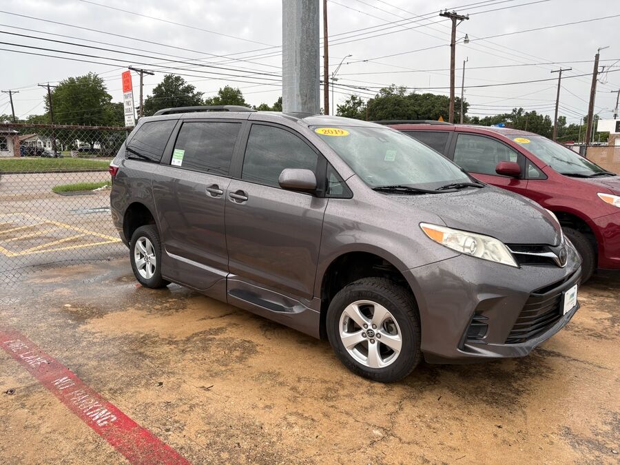2019 Toyota Sienna LE
