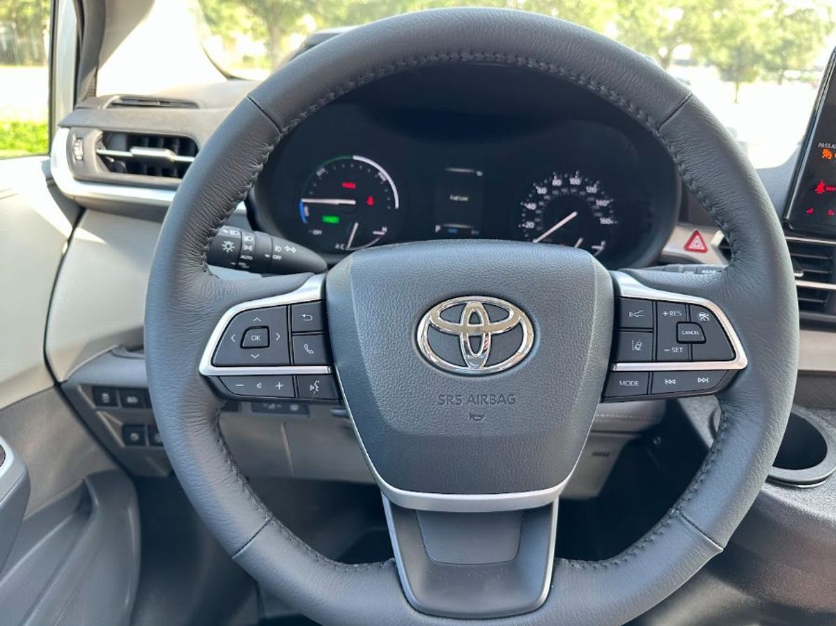 2024 Toyota Sienna XLE - Photo 18