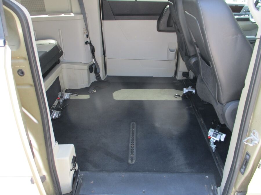 2010 Chrysler Town & Country Touring Plus - Photo 11