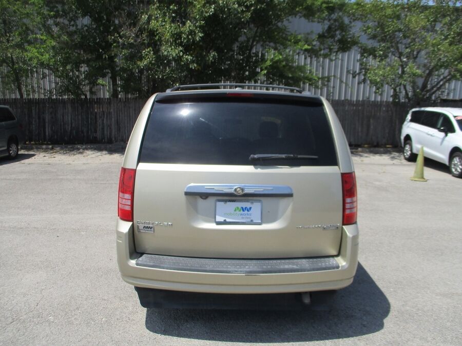 2010 Chrysler Town & Country Touring Plus - Photo 7