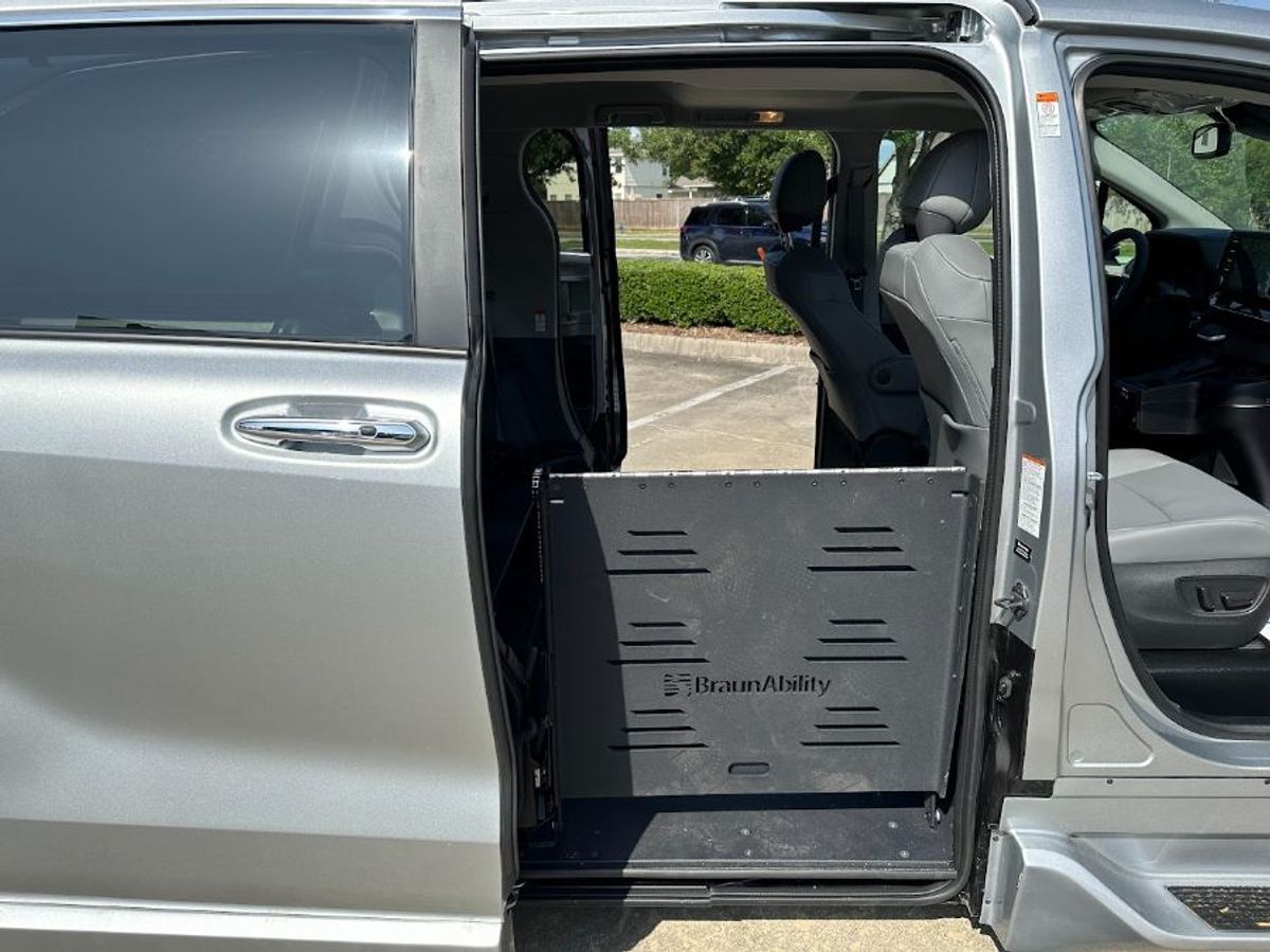 2024 Toyota Sienna XLE - Photo 14