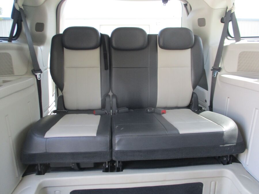 2010 Chrysler Town & Country Touring Plus - Photo 13