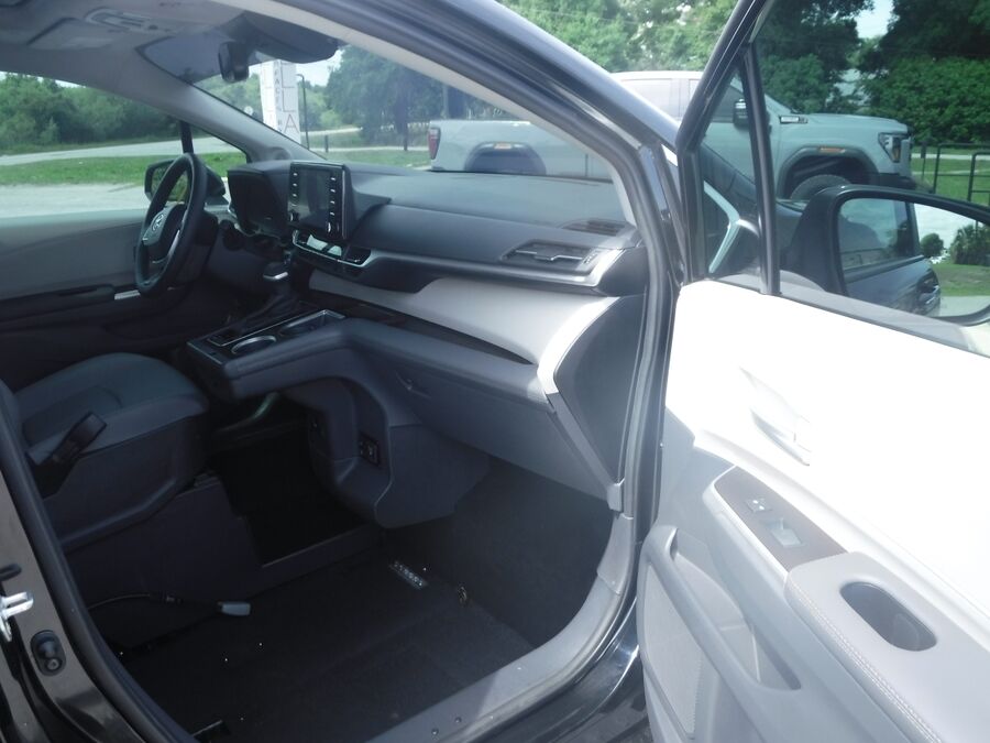 2023 Toyota Sienna XLE - Photo 16