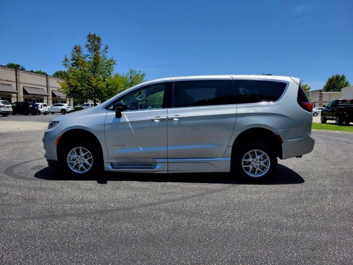 2024 Chrysler Pacifica Touring L - Photo 10