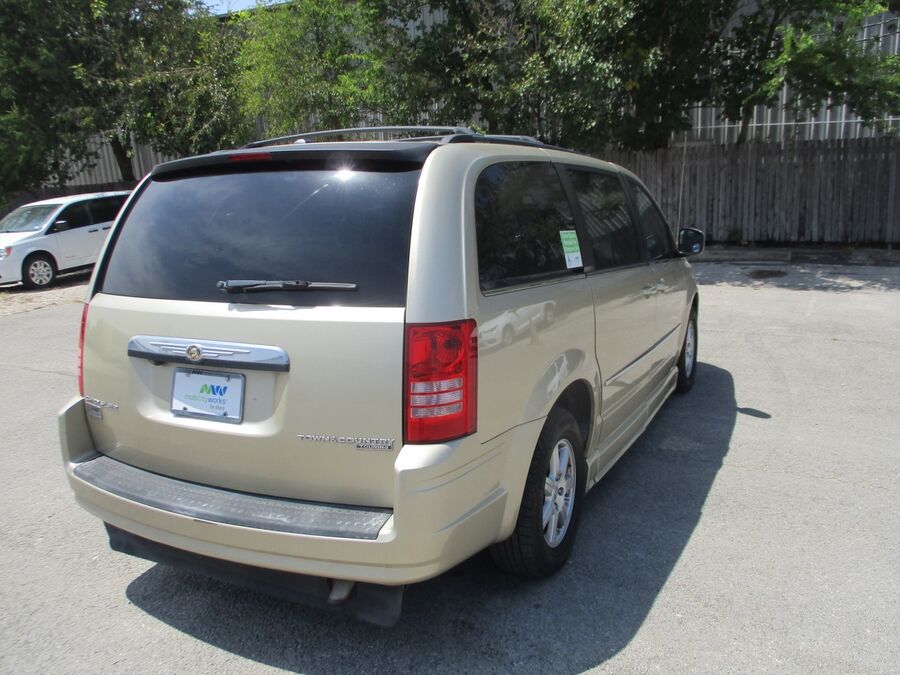 2010 Chrysler Town & Country Touring Plus - Photo 8