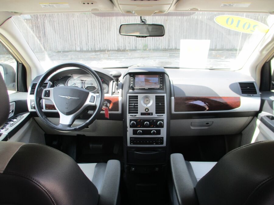 2010 Chrysler Town & Country Touring Plus - Photo 14