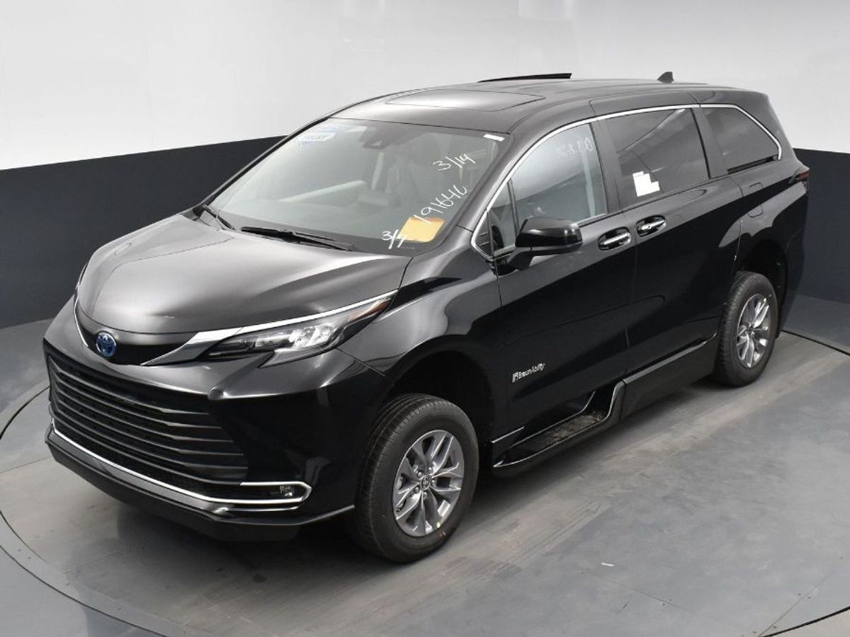 2024 Toyota Sienna XLE - Photo 16