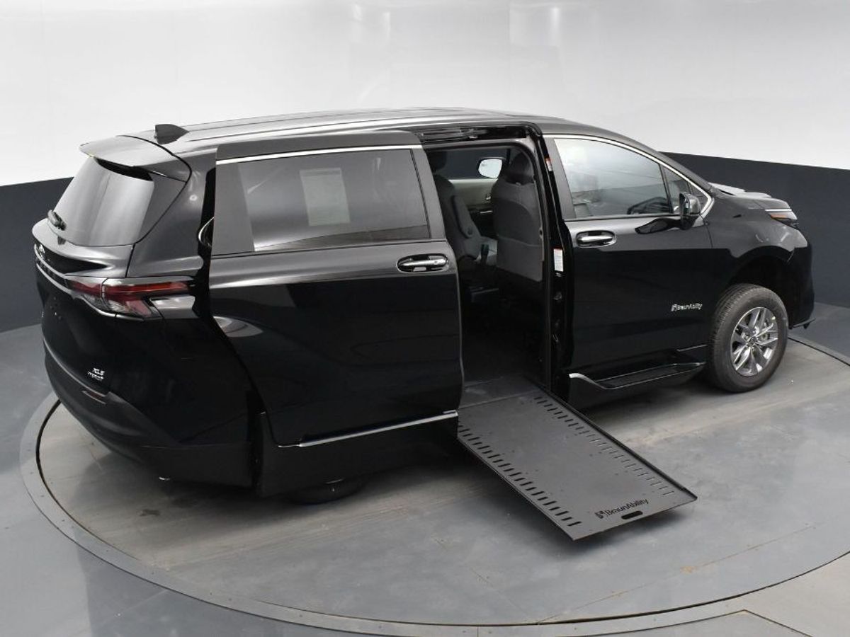 2024 Toyota Sienna XLE - Photo 18