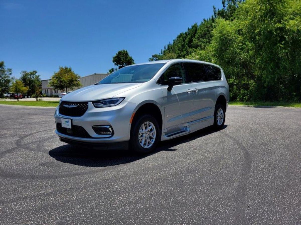 2024 Chrysler Pacifica Touring L - Photo 11