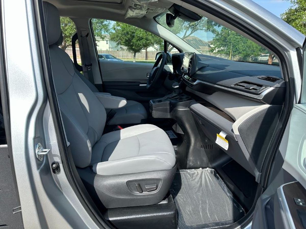 2024 Toyota Sienna XLE - Photo 15