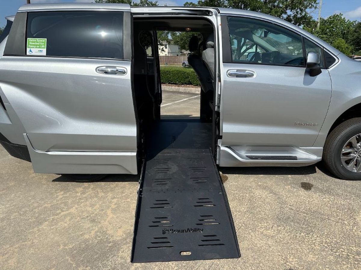 2024 Toyota Sienna XLE - Photo 16