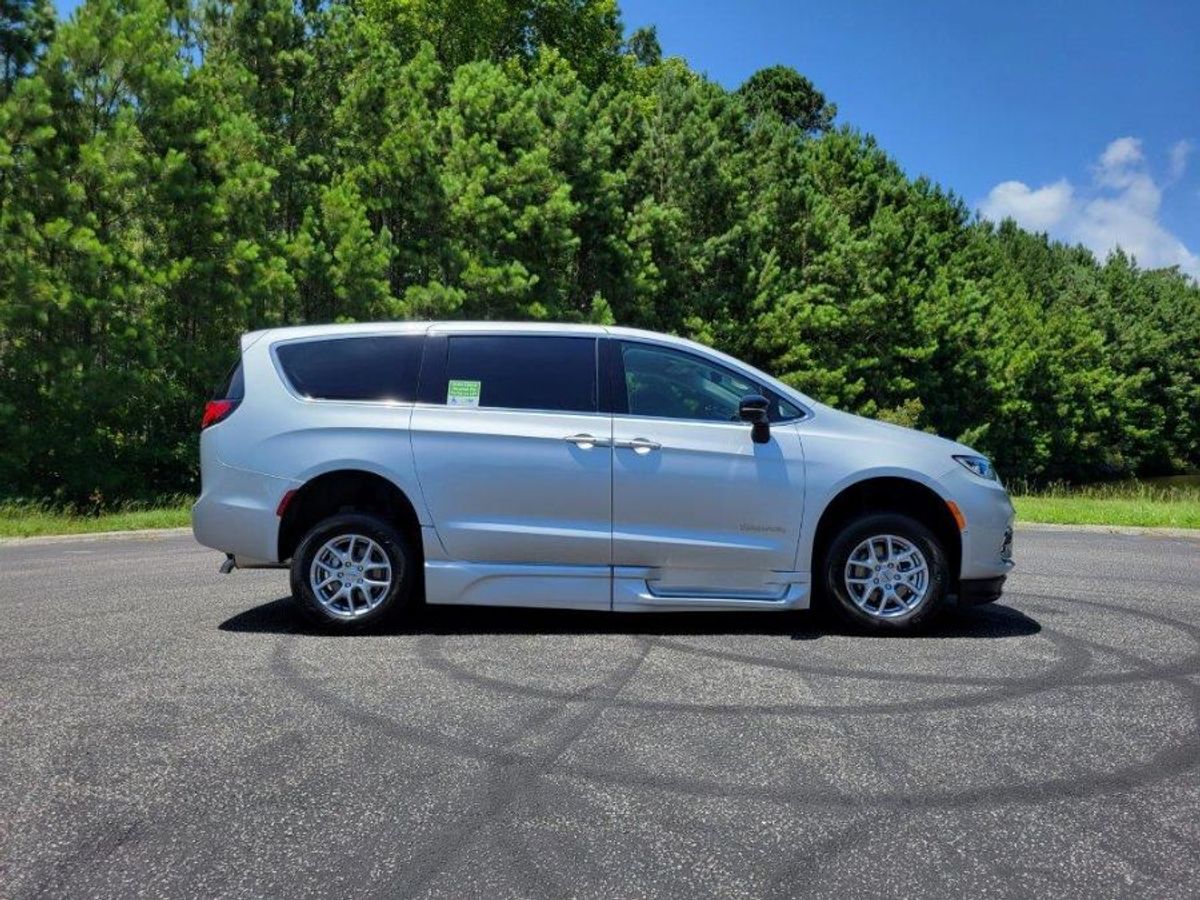 2024 Chrysler Pacifica Touring L - Photo 9