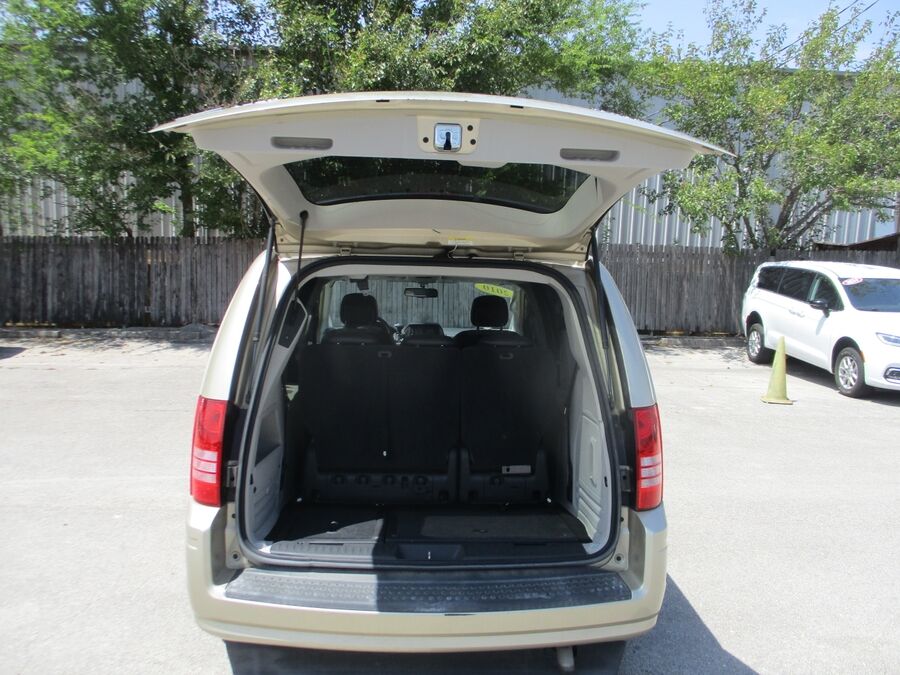 2010 Chrysler Town & Country Touring Plus - Photo 9