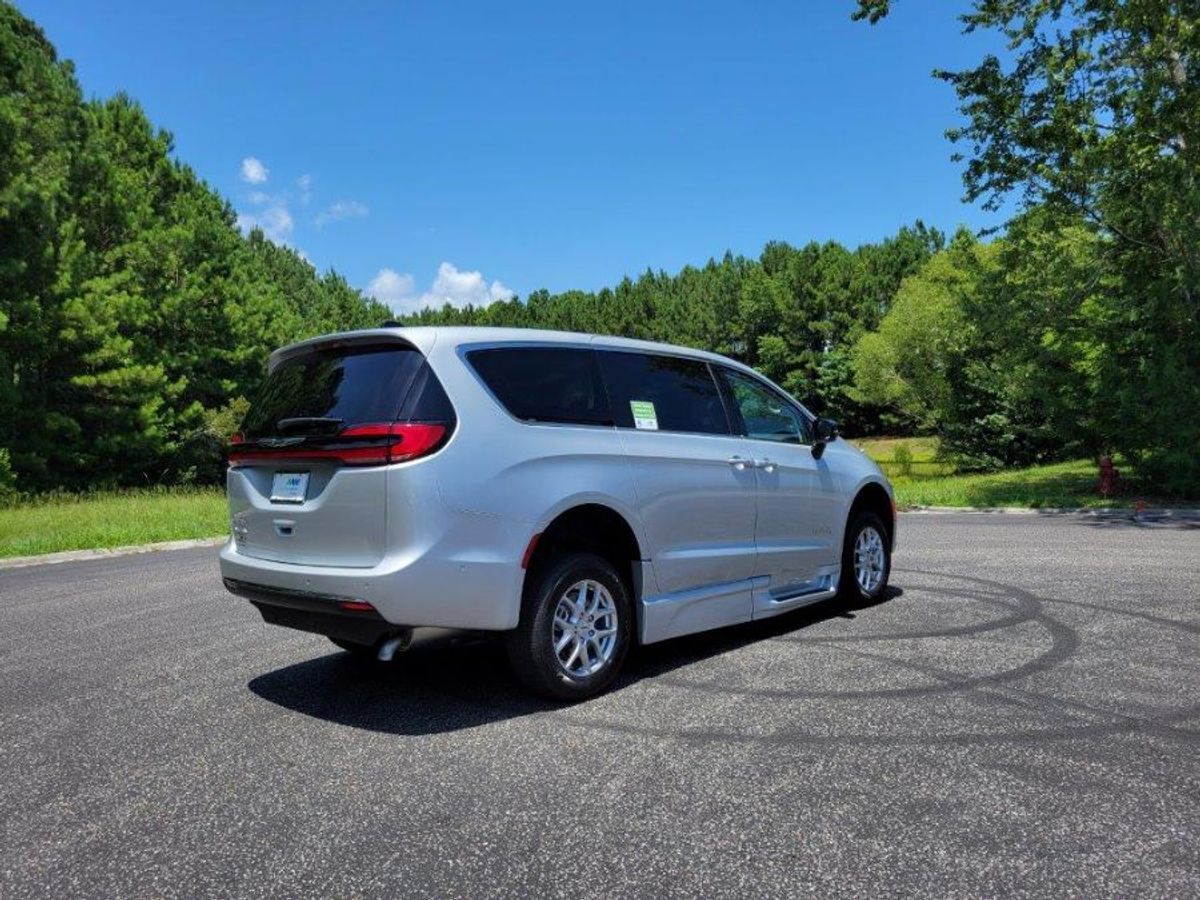 2024 Chrysler Pacifica Touring L - Photo 7