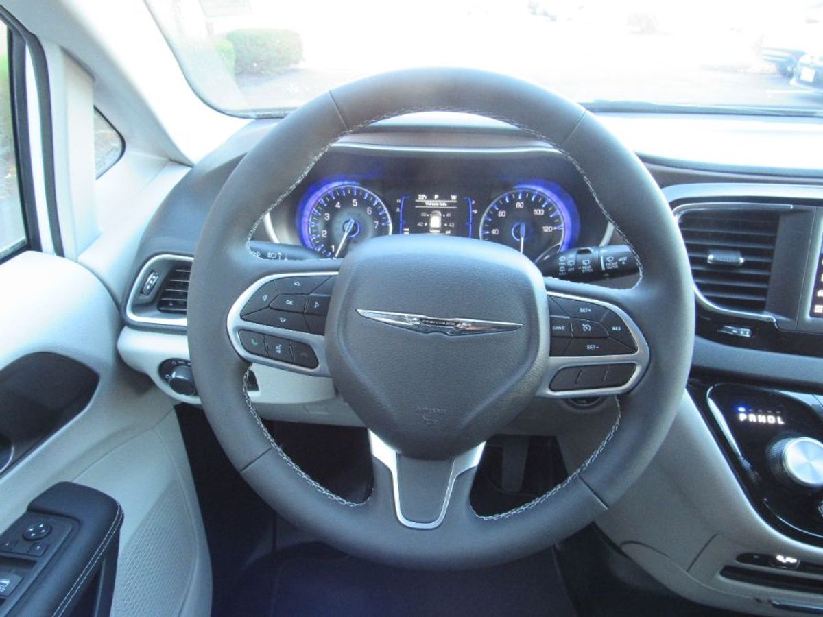 2023 Chrysler Voyager LX - Photo 17