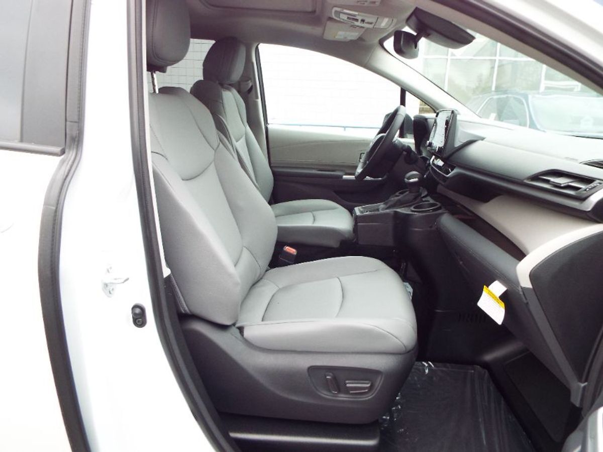 2024 Toyota Sienna XLE - Photo 21